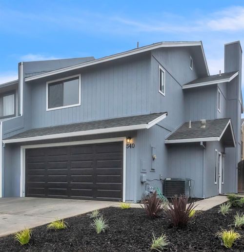 540 N Lincoln Ave, Manteca, CA, 95336-3940 | Card Image