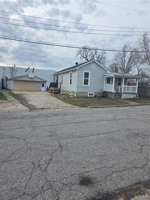 715 Walnut St, Washington, MO, 63090-2718 | Card Image