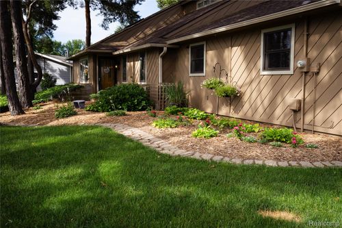 8971 Highland Dr, Freeland, MI, 48623-8717 | Card Image