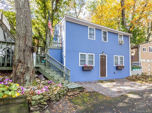 5 Surfway S, Calverton, NY, 11933-1273 | Card Image