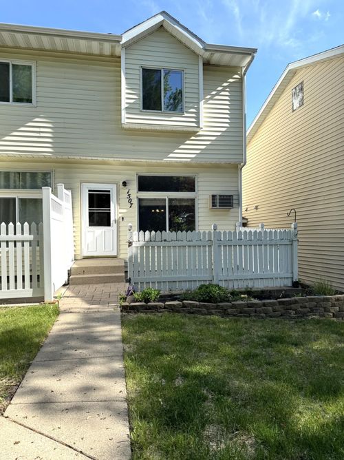 1507 34 1/2 Ave S, Fargo, ND, 58104-6121 | Card Image