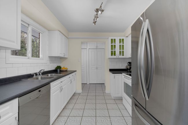 3763 Whitecap Dr, House other with 3 bedrooms, 2 bathrooms and 5 parking in Innisfil ON | Image 13
