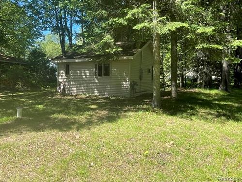 2007 N Markey Rd, Houghton Lake, MI, 48629-9397 | Card Image