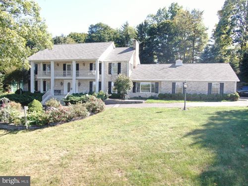 586 Crestwood Dr, CHAMBERSBURG, PA, 17202-4413 | Card Image