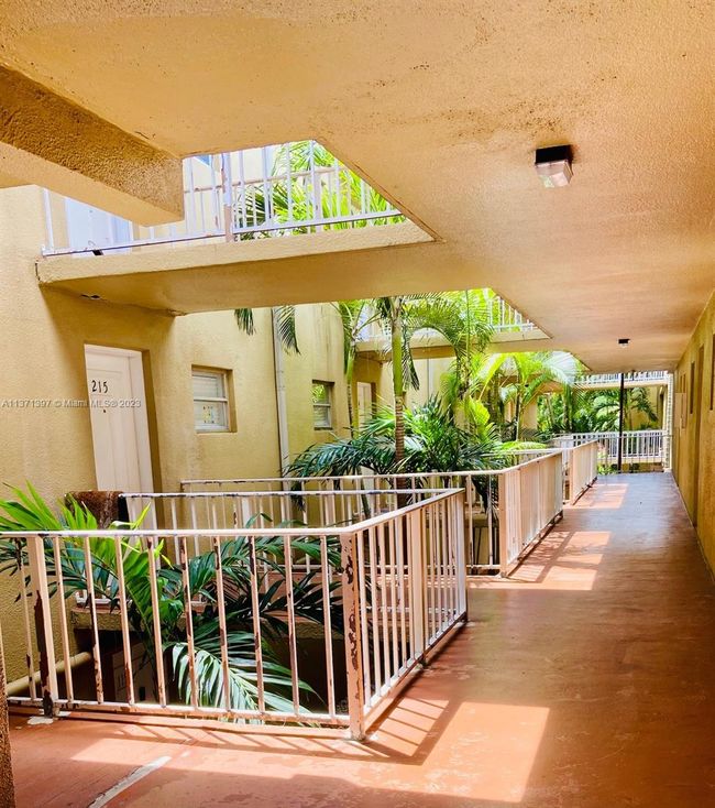 APT-210 - 4205 N University Dr, Condo with 1 bedrooms, 2 bathrooms and null parking in Sunrise FL | Image 7