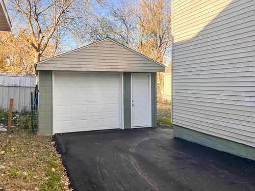 1393 Carman St, Burton, MI, 48529-1207 | Card Image