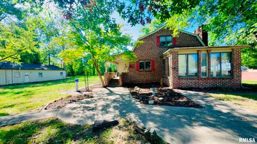 601 1st St, Benton, IL, 62812-1740 | Card Image