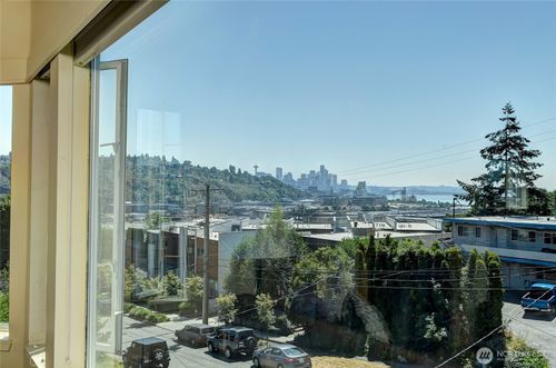 apt-302-2324 W Newton St, Seattle, WA, 98199-4168 | Card Image