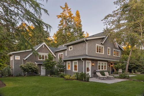 2571 Macdonald Dr W, Victoria, BC, V8N1X7 | Card Image