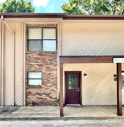 2105 N East Oaks Dr, Fayetteville, AR, 72703-6102 | Card Image