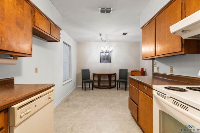 616 Golfcrest Dr, House other with 3 bedrooms, 2 bathrooms and null parking in Longview TX | Image 6
