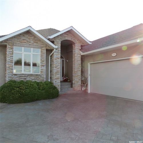 1554 Lakeridge Dr N, Regina, SK, S4X4L6 | Card Image