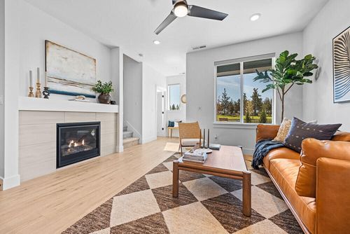 20718 Se Scout Pl, Bend, OR, 97702-3119 | Card Image