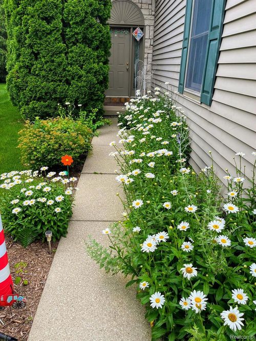 132 Stratford Ln, Lake Orion, MI, 48360-1352 | Card Image