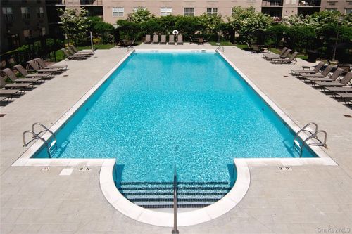 s1124-1100 Avalon Sq, Glen Cove, NY, 11542-2877 | Card Image