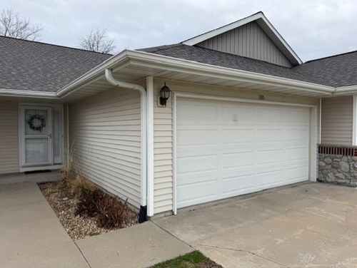 1335 Crescent View Dr Ne, Cedar Rapids, IA, 52402-6772 | Card Image