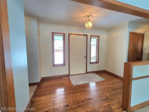 30477 Pickford St, Livonia, MI, 48152-3353 | Card Image