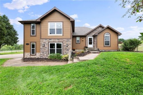 17921 Fairmount Rd, Tonganoxie, KS, 66086-4286 | Card Image