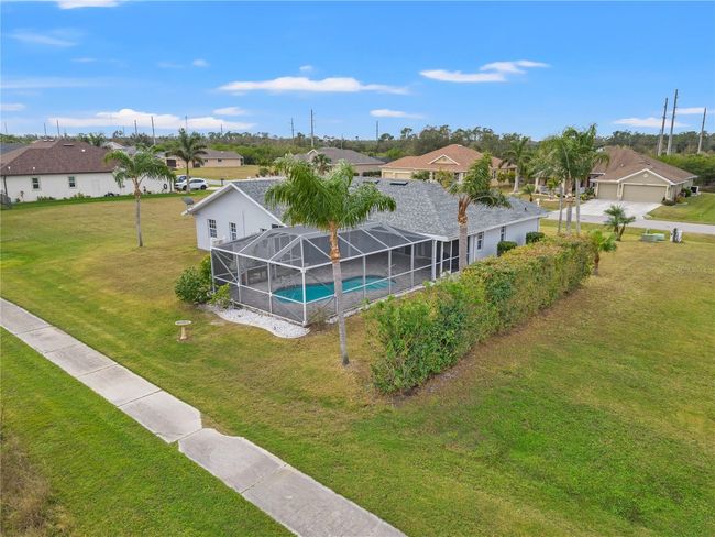 12950 Sw Pembroke Cir S, House other with 3 bedrooms, 2 bathrooms and null parking in LAKE SUZY FL | Image 7