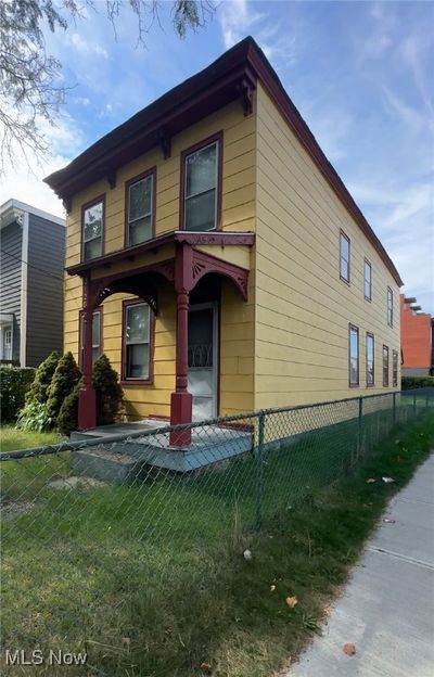 View of front facade featuring a front yard | Image 1