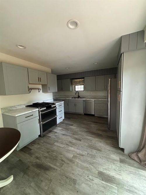 2011 N Hines Rd, Independence, MO, 64058-1559 | Card Image