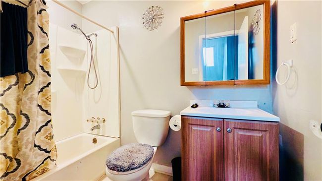 Hall Bathroom | Image 32