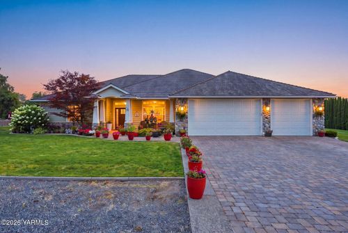70 Canyon Gate Ln, Selah, WA, 98942-8954 | Card Image