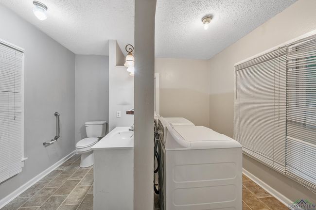 1621 &amp; 1627 Baseball Loop, House other with 5 bedrooms, 3 bathrooms and null parking in Diana TX | Image 37