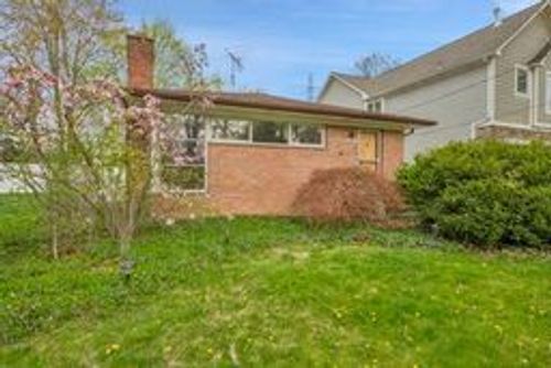 2051 Avondale St, Sylvan Lake, MI, 48320-1707 | Card Image