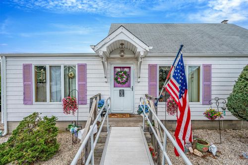 130 Lafayette Rd, West Babylon, NY, 11704-5526 | Card Image