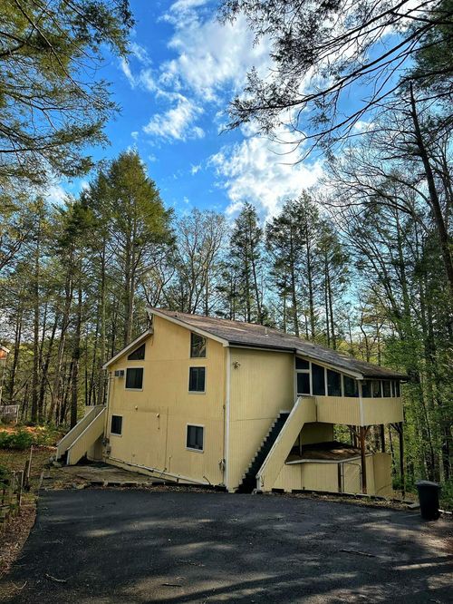 207 Manchester Dr, Bushkill, PA, 18324-8865 | Card Image