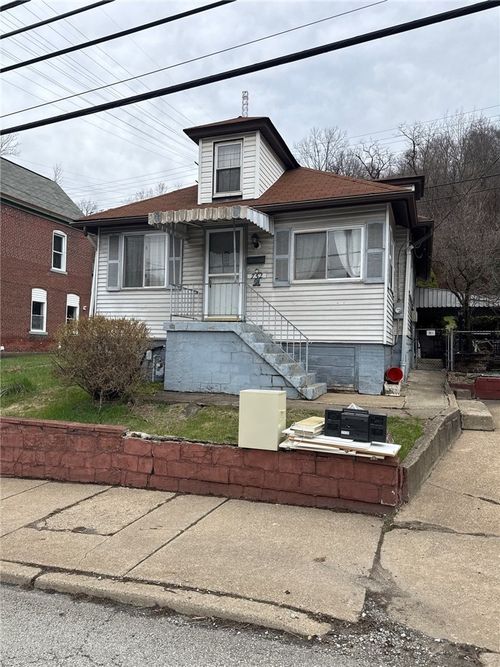 752 Middle Ave, Wilmerding, PA, 15148-1027 | Card Image