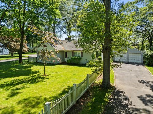 985 Ostrander Ave, Riverhead, NY, 11901-2618 | Card Image