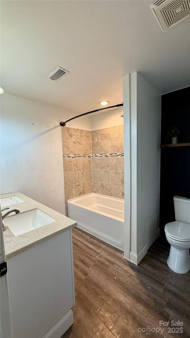 Rear BR Bath | Image 20