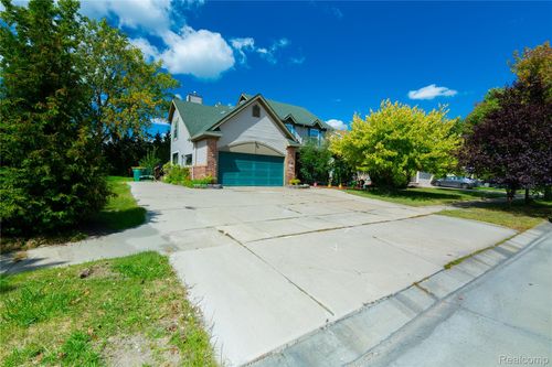23840 Brentwood Dr, Brownstown Twp, MI, 48183-3269 | Card Image