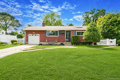180 Whitetail Ln, Central Islip, NY, 11722-2512 | Card Image