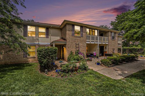 61023 Greenwood Dr, South Lyon, MI, 48178-1721 | Card Image