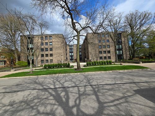 5f-1005 Bonnie Brae Pl, River Forest, IL, 60305-1533 | Card Image