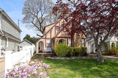 987 Kings Parkway, Hempstead, NY, 11510 | Card Image