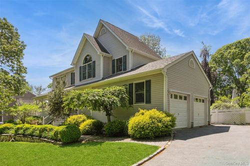 212 Fairway Dr, Wading River, NY, 11792-3608 | Card Image