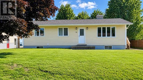 82 Second Ave, Grand Falls Windsor, NL, A2B1B6 | Card Image