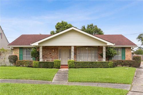 142 E Randall Ct, Gretna, LA, 70053-4922 | Card Image