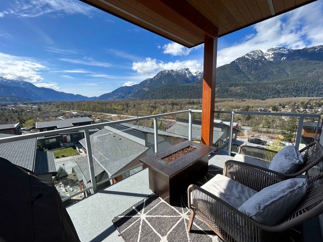 6 - 41365 Skyridge Place, Townhouse with 3 bedrooms, 2 bathrooms and 2 parking in Squamish BC | Image 1