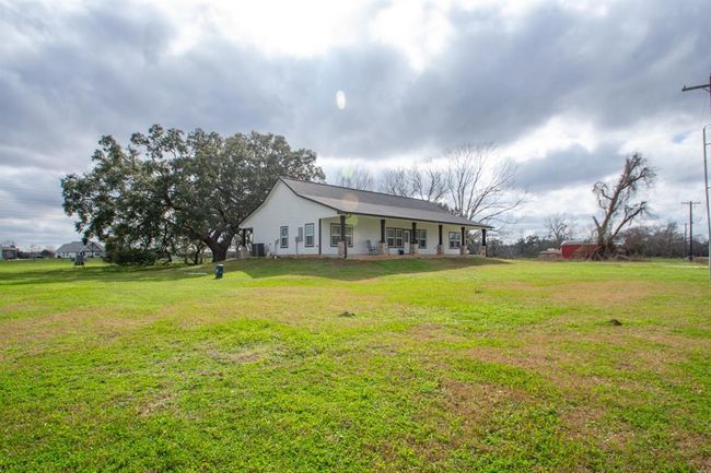 202 Horse Shoe Trl, House other with 3 bedrooms, 2 bathrooms and 2 parking in Angleton TX | Image 34