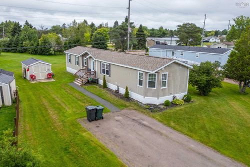 8 Lorne Crescent, House with 3 bedrooms, 2 bathrooms and 2 parking in Amherst NS | Card Image