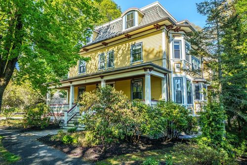 32 Chesley Rd, Newton, MA, 02459-1904 | Card Image