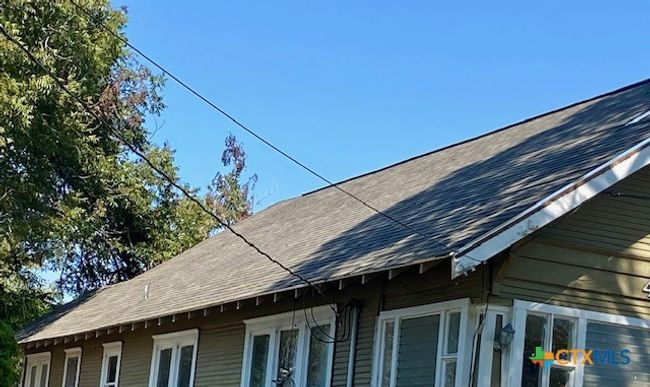 409 E Hochheim St, House other with 3 bedrooms, 2 bathrooms and null parking in Yoakum TX | Image 7