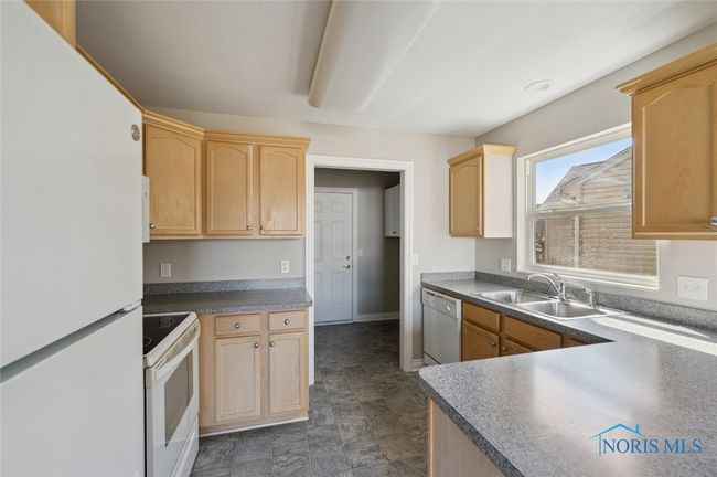 7352 Manatee Ct, House other with 2 bedrooms, 2 bathrooms and 2 parking in Maumee OH | Image 13