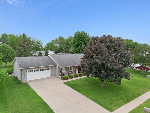 813 Pleasant Hill Dr, De Witt, IA, 52742-9002 | Card Image