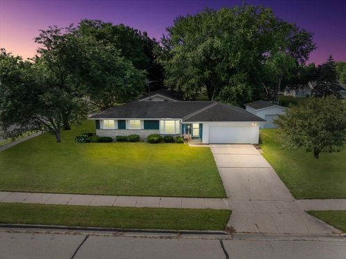 309 Braatz Dr, Kewaskum, WI, 53040-9102 | Card Image